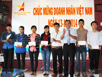&Ocirc;ng L&ecirc; Hữu Ho&agrave;ng trao học bổng cho sinh vi&ecirc;n ngh&egrave;o vượt kh&oacute;.